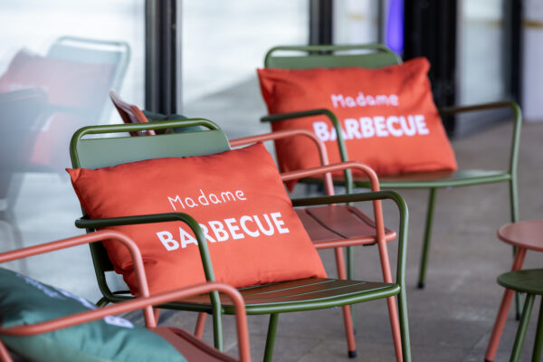COUSSIN EXTÉRIEUR "MADAME BARBECUE" – Image 2